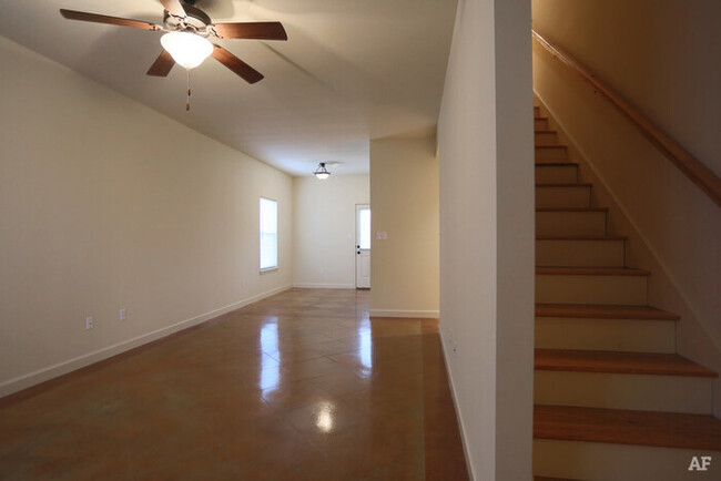 Building Photo - Spacious Duplex in a private neighborhood