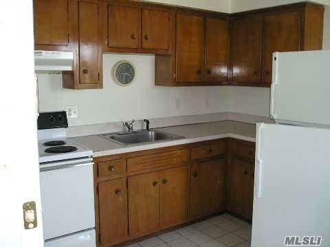 Building Photo - 19 Bellport Ln