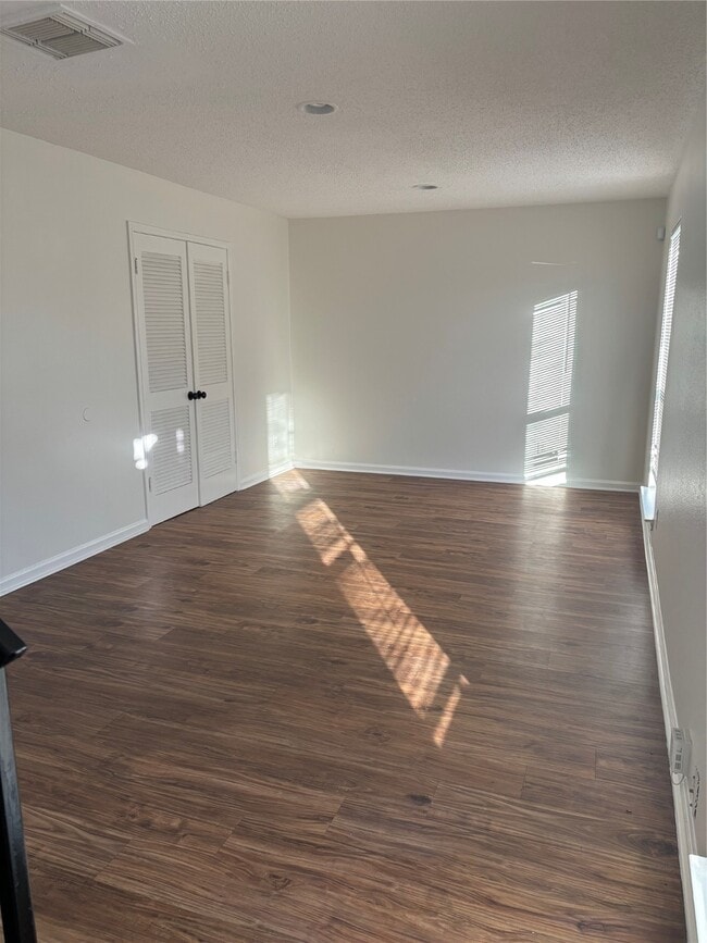 Foto del edificio - 4322 Woodmont Dr