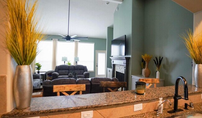 Foto del edificio - 2109 Mooncrest Dr