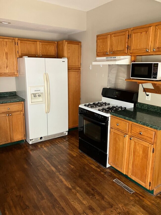 Foto del edificio - Lovely 3 Bed Colonial main floor laundry