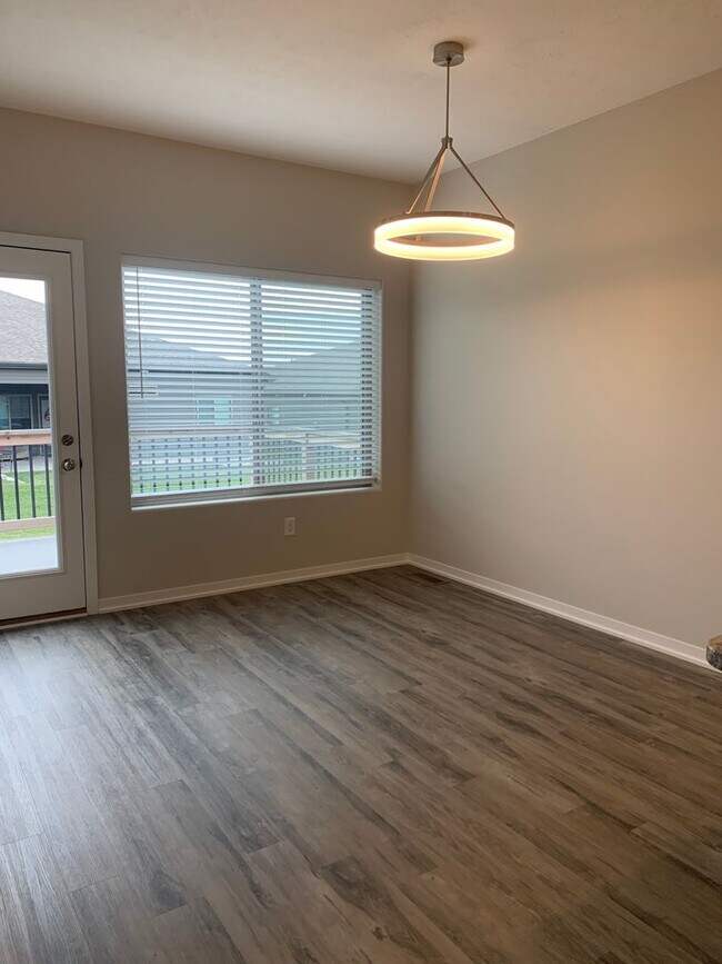 Foto del edificio - Zero entry ranch townhome with 2 stall gar...