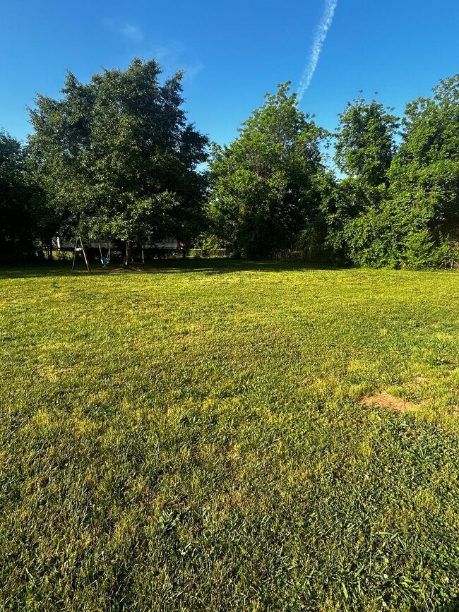 Building Photo - 3 Bedroom 1 bathroom Renovated! 5 minutes ...