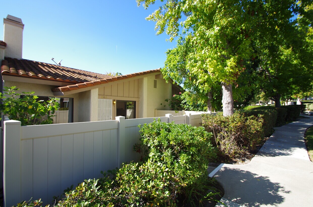 2162 Deerfield St, Thousand Oaks, CA 91362 Townhome Rentals in