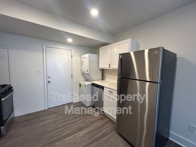 Foto del edificio - 6409 Brookside Rd
