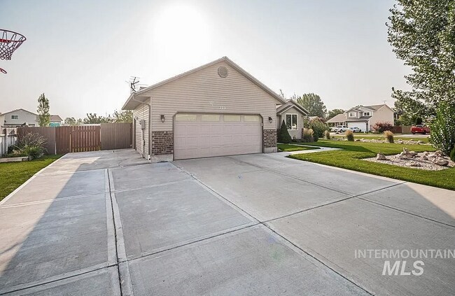 Foto del edificio - 2221 Frontier Dr