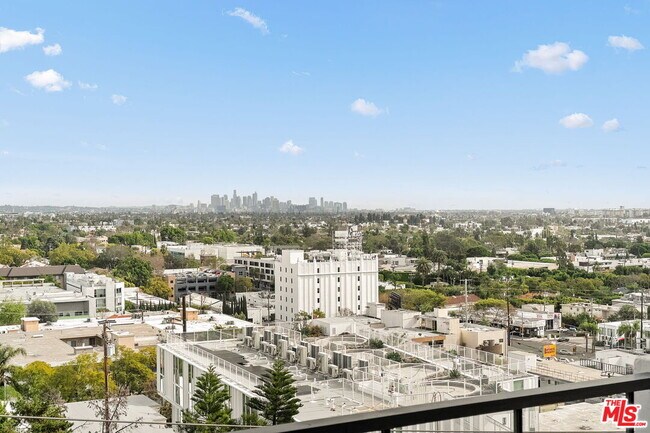 Foto del edificio - 1155 N La Cienega Blvd