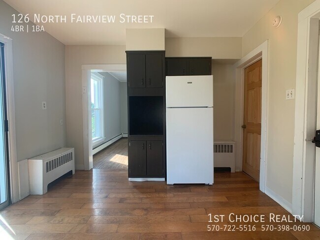 Building Photo - Beautiful 3-4 bedroom house with gas heat!