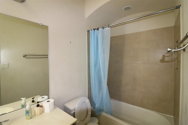 Building Photo - 652 Alexander St