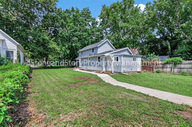 Building Photo - 414 NE Grattan St