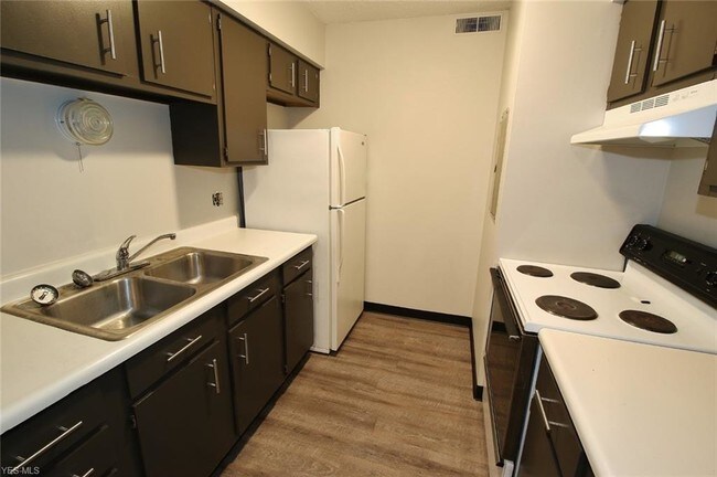 Building Photo - 2998 Brookside Dr
