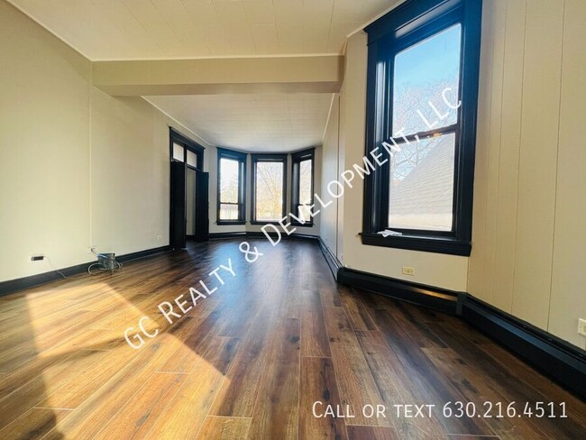 Foto del edificio - *** 2ND FLOOR UNIT / W&D ON SITE / OFFICE/...