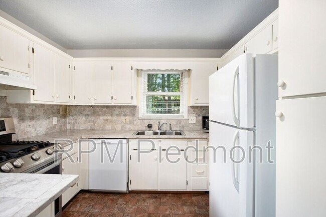Foto del edificio - 2716 Deerwood Trail