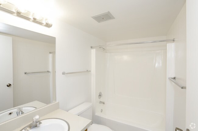 2 habitaciones A- Baño - Prairie Pointe Apartments