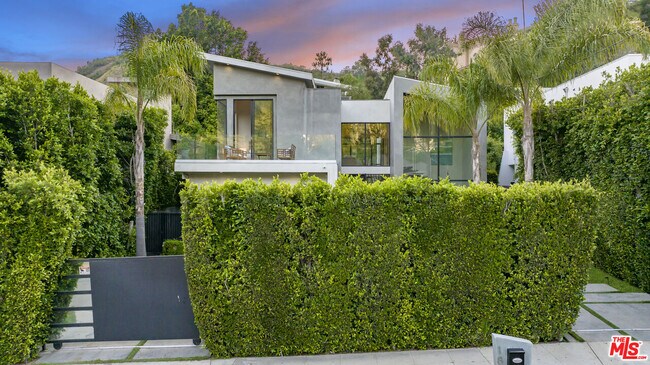 Foto del edificio - 1847 Coldwater Canyon Dr