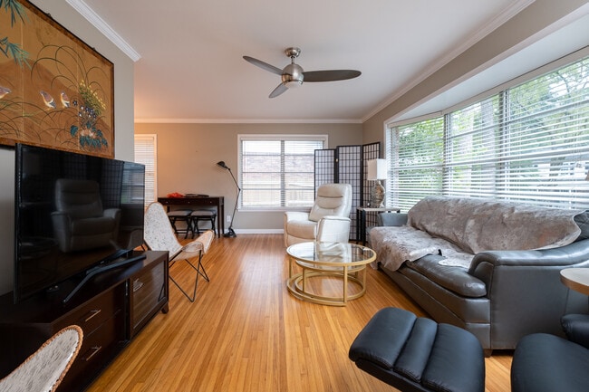 Foto del edificio - 312 Schoolwood Ln