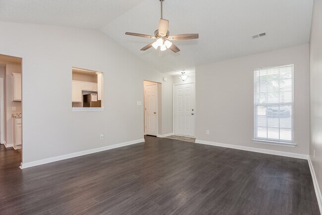 Building Photo - Adorable 3 Bedroom Home