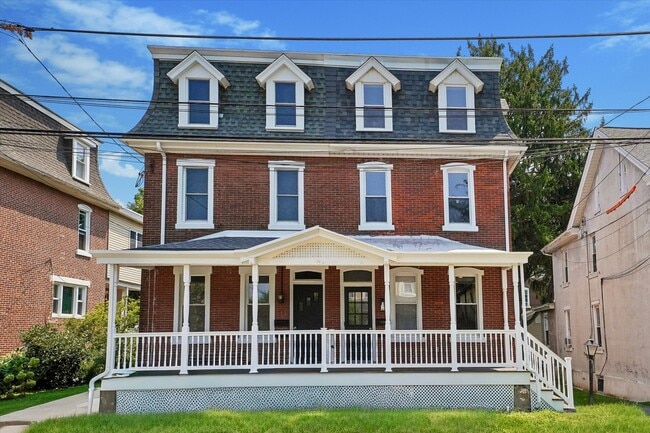 Building Photo - 405 School St