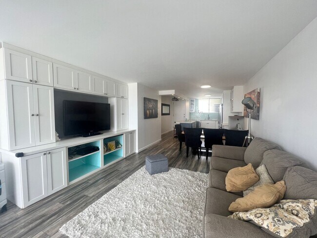 Building Photo - 1717 Ala Wai 2 bedroom 2 bath with 1 assig...