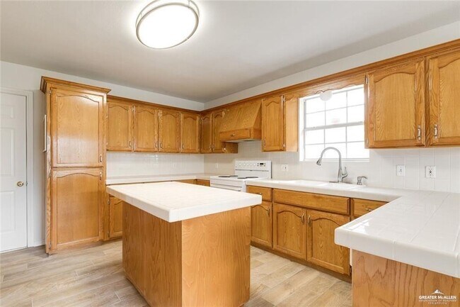 Building Photo - 9 Meadow Way Dr