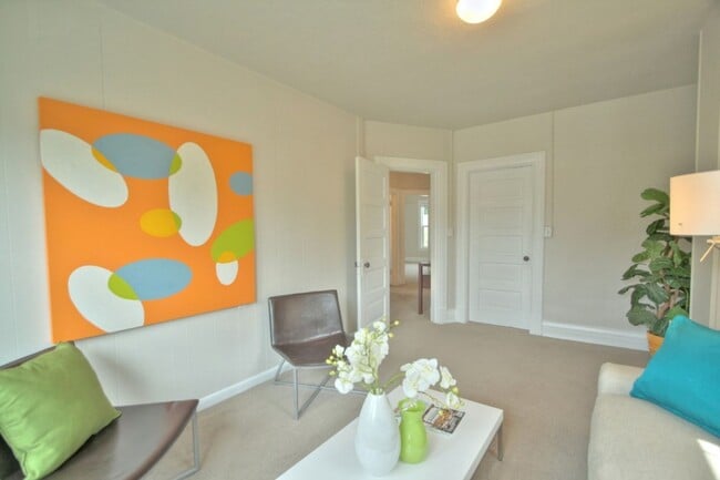 Building Photo - 620 Malden Ave E