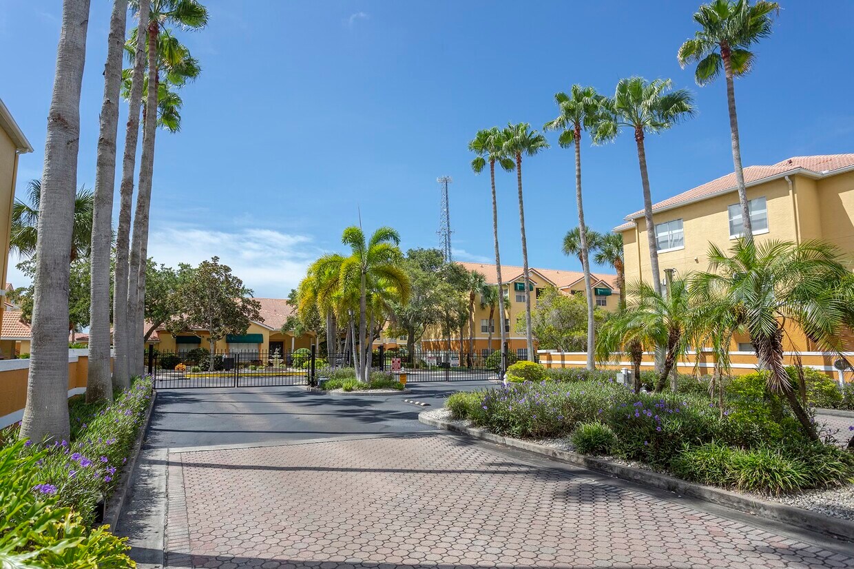 Aparcamiento exterior - 10764 70th Ave