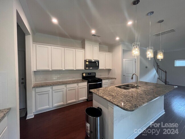 Building Photo - 5911 Fenway Dr