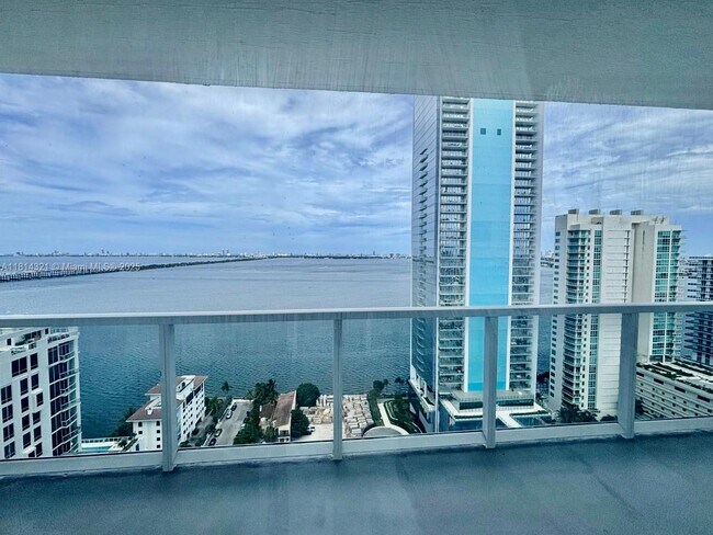 Foto del edificio - 600 NE 27th St