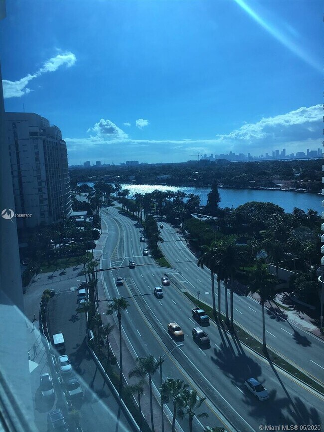 Foto del edificio - 5445 Collins Ave