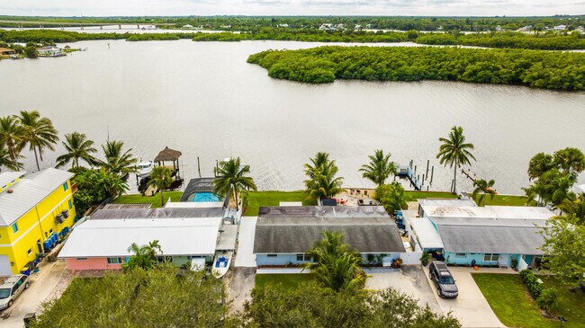 Building Photo - 100 SW Hideaway Pl