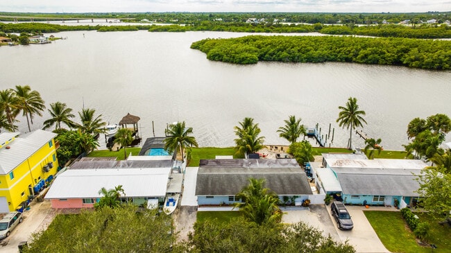 Foto del edificio - 100 SW Hideaway Pl