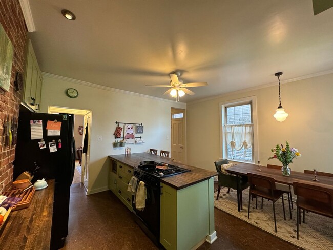 Building Photo - Stylish 3 Bedroom 1.5 Bathroom Home with G...