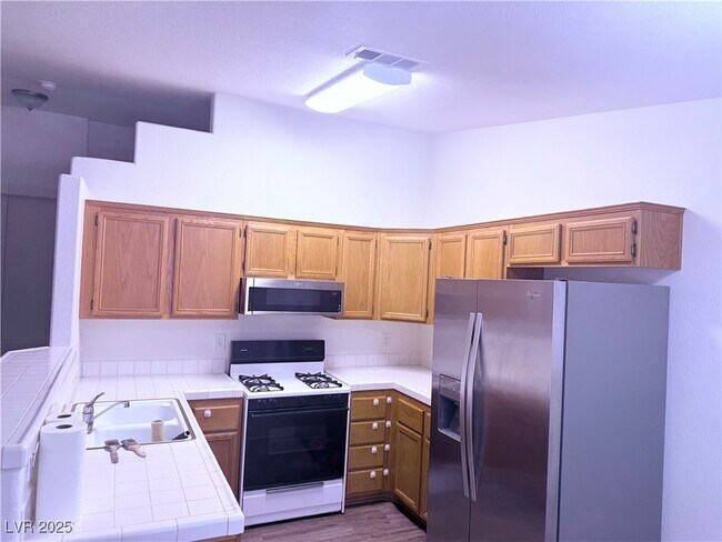 Building Photo - 2110 Los Feliz St