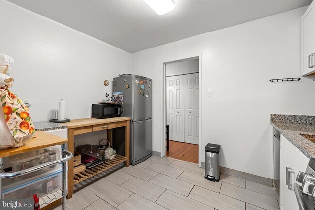 Foto del edificio - 7244 Donnell Pl