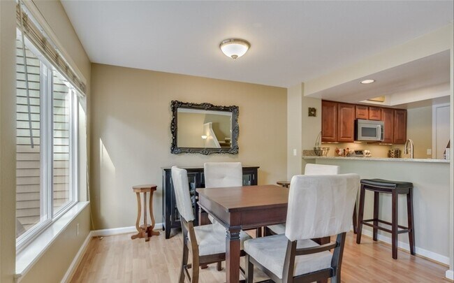 Foto del edificio - Lovely 2 bed Kirkland home