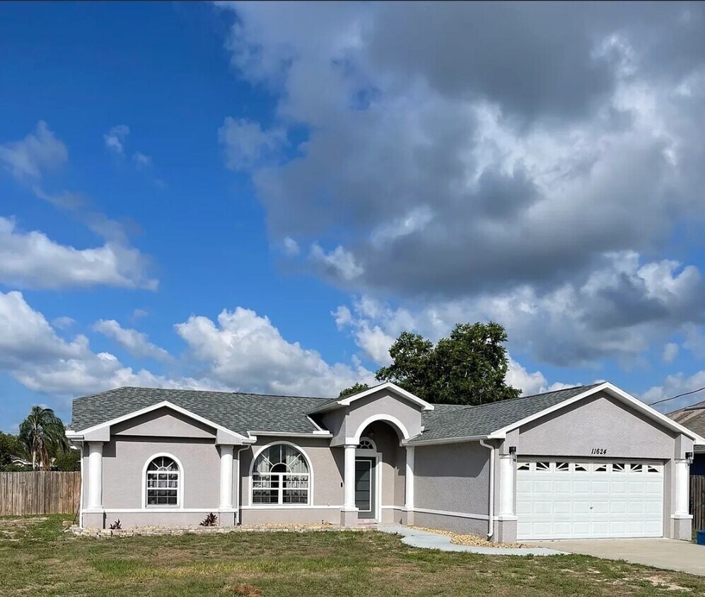 Foto principal - 3 bedroom 2 bathroom Fenced in yard