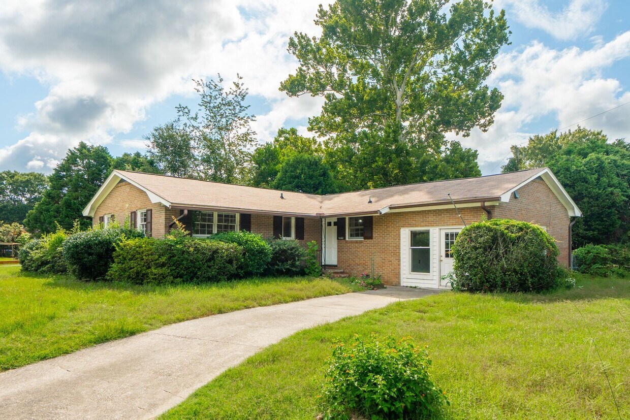 Foto principal - Spacious Single Family Home with Fenced Yard