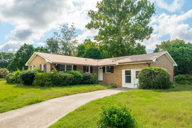 Spacious Single Family Home with Fenced Yard - Spacious Single Family Home with Fenced Yard