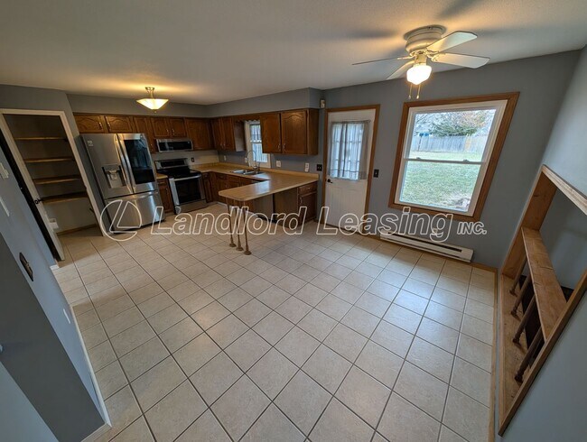 Foto del edificio - Spacious Elyria Split-Level Near LCCC with Fireplace & Fenced Yard