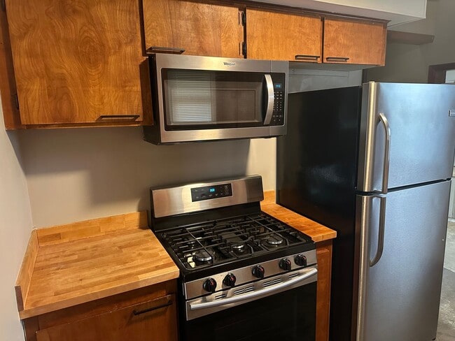 Building Photo - Updated 3bd/2ba in Rochester Hill house w/...