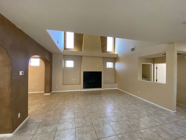 Building Photo - Wonderful 3 bed/2.5 bath home located in the South End of Vegas
