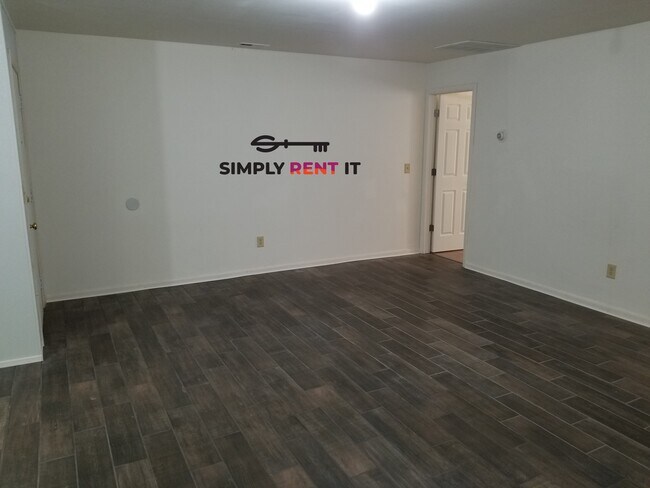 Foto del edificio - 1 Bedroom Downtown Roland, Private Entrance
