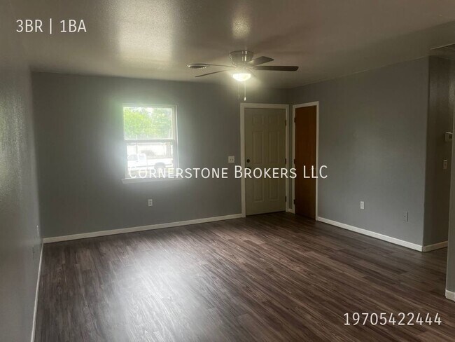 Building Photo - Newly renovated spacious ranch style apart...