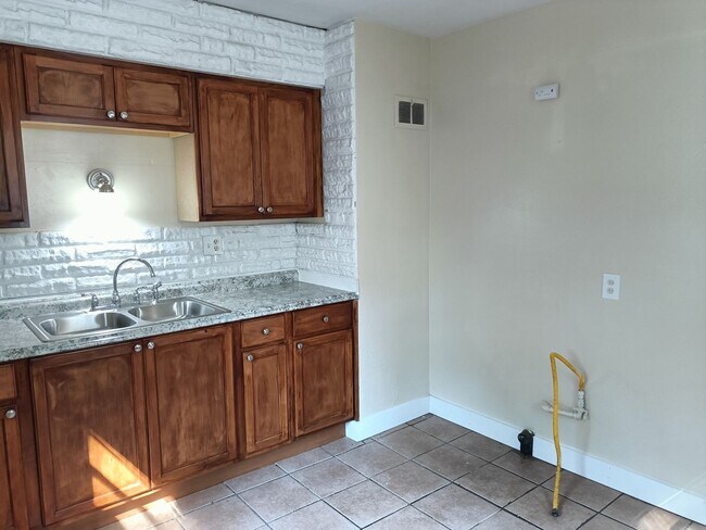 Building Photo - 4 Bedroom Single Family Home