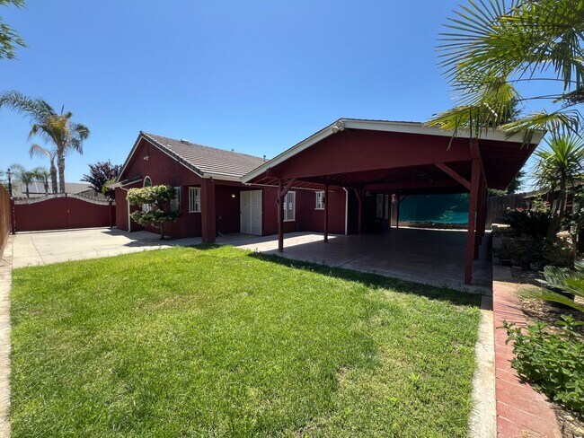 Foto del edificio - FOR RENT:  3 bedroom and 2 bathroom home in Sanger