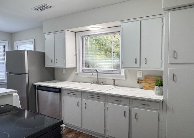 Building Photo - 599 Estridge Dr