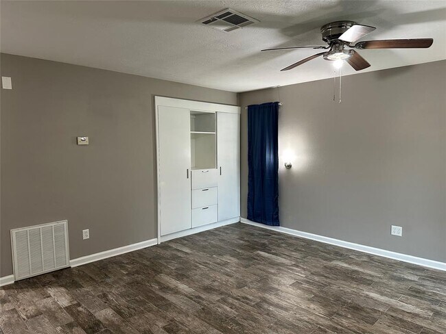 Building Photo - 3431 Balboa Cir