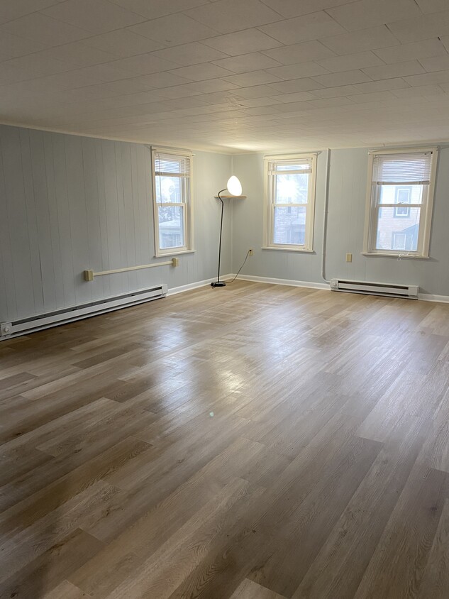 Primary Photo - 211 N Railroad St