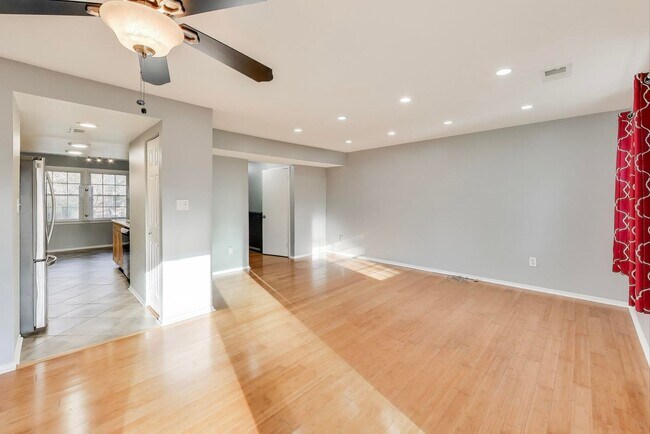 Building Photo - Nicely Remodeled 3 bed / 3.5 BATH's - 3 level brick TH in sought after Columbia on a premium lot