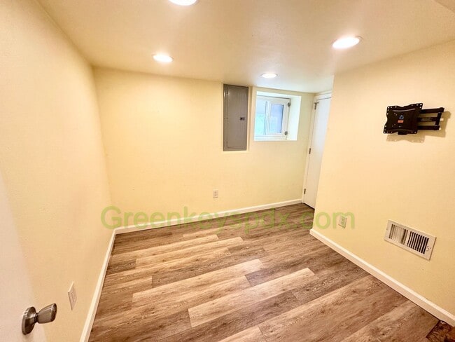 Building Photo - 3-Bedroom, 2-Bathroom House with Attached ...